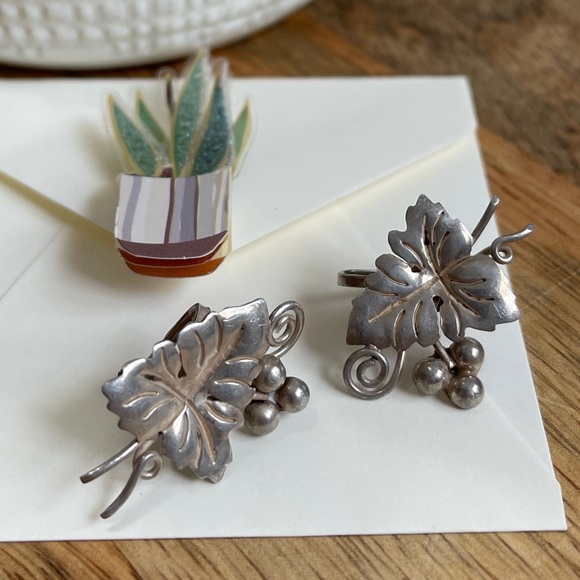 Vintage 925 Sterling Silver , Decorative Grape Leaf Screw Back Earrings Mexico - Picture 4 of 4